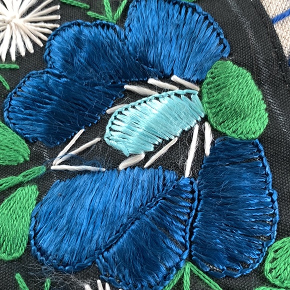 Beautiful hand appliqué and embroidery tablecloth / tapestry - Picture 8 of 12